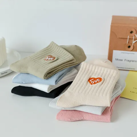 Damen Japanischer Preppy-Stil Besticktes Herz LOVE Baumwolle Mittelhohe Socken Gerippte Einfarbige Sport Socken Für Damen Alltag