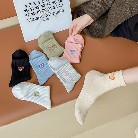 Damen Japanischer Preppy-Stil Besticktes Herz LOVE Baumwolle Mittelhohe Socken Gerippte Einfarbige Sport Socken Für Damen Alltag