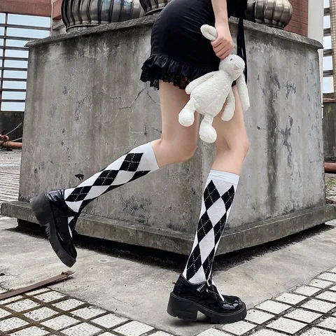 Calcetines de Estilo Preppy de Rombos para Mujer Negro Blanco Cuadritos Media Pantorrilla Calcetines Casuales de Algodón Vintage JK