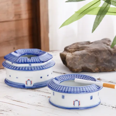Traditioneller Chinesischer Hakka Tulou Keramik Aschenbecher Blau und Weiß Porzellan Kreativer Waschbarer Desktop Dekorativer Aschenbecher Heimdekoration