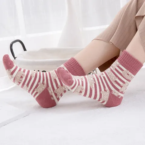 Japanischer Stil Lässig Baumwolle Dick Frottee Mittellange Socken Cartoon Tier Bär Kariert Gestreift Warm Wintersocken Für Damen