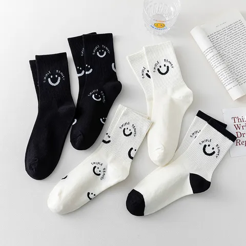 Chaussettes Mi-Mollet en Coton Décontractées pour Femmes Visage Souriant Mignon Brodé Japonais Tendance Noir et Blanc Vêtement Quotidien