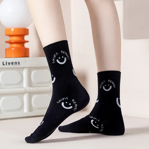 Chaussettes Mi-Mollet en Coton Décontractées pour Femmes Visage Souriant Mignon Brodé Japonais Tendance Noir et Blanc Vêtement Quotidien