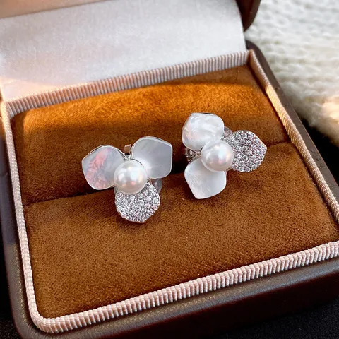 Kupfer Zirkonia Künstliche Perle Blume Ohrringe Silber Stift Elegante Koreanische Muschel Floral Ohrclips Für Damen