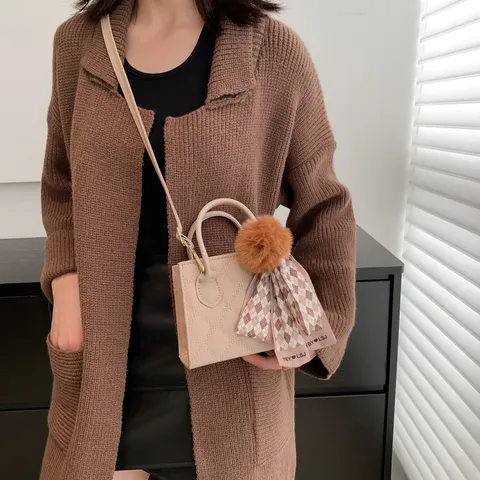 Damen PU Leder Gesteppte Umhängetasche Nische Design Kleine Quadratische Handtasche Pendler Schultertasche Mit Schal Plüschball