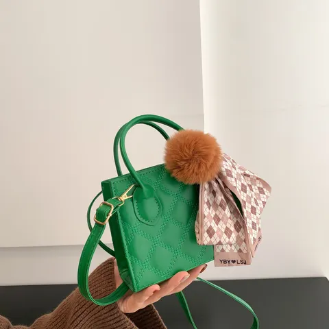 Damen PU Leder Gesteppte Umhängetasche Nische Design Kleine Quadratische Handtasche Pendler Schultertasche Mit Schal Plüschball