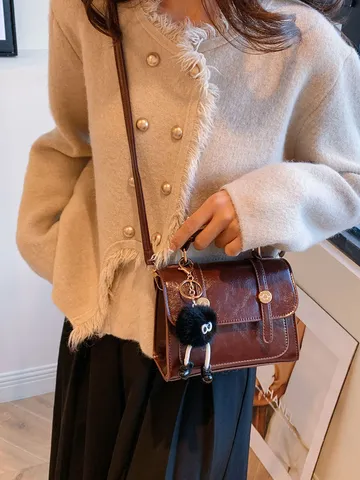 Damen PU Leder Umhängetasche Vintage Casual Kleine Quadratische Schultertasche Mit Tragegriff Und Süßem Anhänger Modische Handtasche