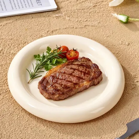 Assiette Plate en Céramique Moderne Minimaliste Bord Épais Dodu Blanc Crème Couleur Unie Assiette Ronde pour Dessert Salade Steak Vaisselle