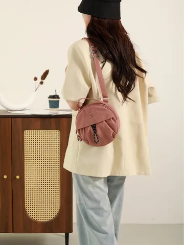 Sac Bandoulière Rond en Nylon Imperméable Léger pour Femmes Décontracté Japonais Coréen Froncé à Cordon Surpiqûres Sac à Main