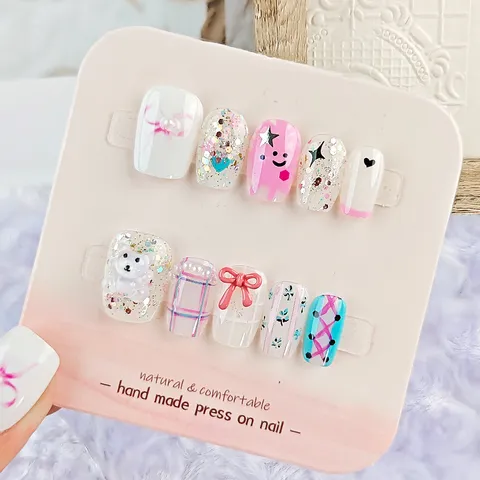 Uñas Postizas a Presión Hechas a Mano 10 Piezas Strass Oso Dulce Lazo Rosa Blanco Rejilla Diseño Fototerapia Coffin Corto