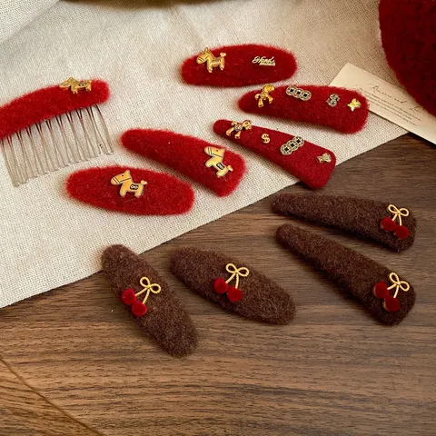 Pince à Cheveux Cheval en Peluche Vintage Nouvel An Festif Rouge Or Alliage Strass Pince BB Accessoires Cheveux Mode pour Femmes Coiffe Fait Main