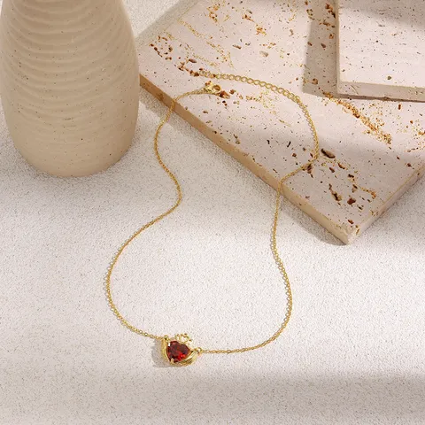 Collana Claddagh Corona Cuore per Donna Rame Zirconia Rossa Mani Che Tengono Il Cuore Ciondolo Gioielli di Moda Regalo