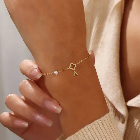 Bracciale in Rame Placcato Oro Moda Quadrifoglio Svuotato Cuore Strass Pendente Lettera Iniziale Bracciale Regolabile Gioielli per Donna