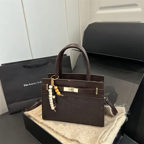 Bolso de Mano Retro para Mujer de Cuero PU Relieve Bolso Cuadrado Bandolera Moda Simple Con Amuleto Satchel Elegante