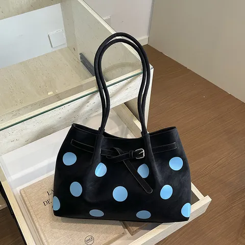 Sac Seau en Cuir PU Style Coréen pour Femmes Mode Banlieusard Grande Capacité Sac à Bandoulière Sac Fourre-Tout Avec Ornement de Boucle de Ceinture Fermoir Magnétique