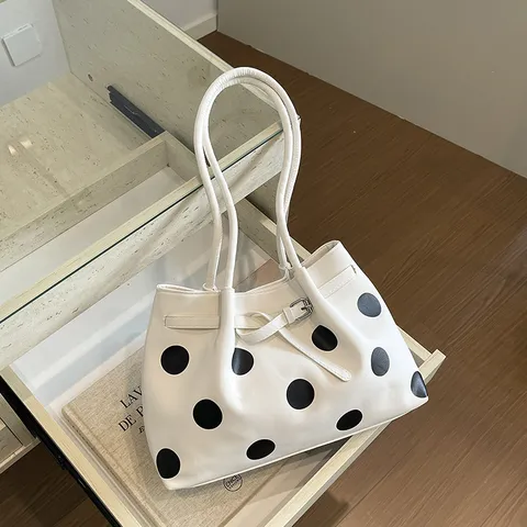Sac Seau en Cuir PU Style Coréen pour Femmes Mode Banlieusard Grande Capacité Sac à Bandoulière Sac Fourre-Tout Avec Ornement de Boucle de Ceinture Fermoir Magnétique