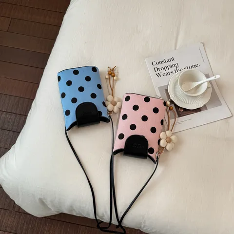 Sac Bandoulière pour Femmes en Cuir PU À Pois Bloc de Couleur Minimaliste Urbain Pendentif Fleur Fermoir Magnétique Pochette de Téléphone