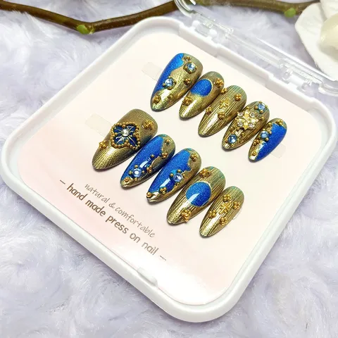 Uñas a Presión de Ojo de Gato Azul Barroco Vintage Uñas Falsas de Almendra Hechas a Mano Adorno de Strass Oro Relieve 3D Uñas Postizas Decorativas para Mujeres