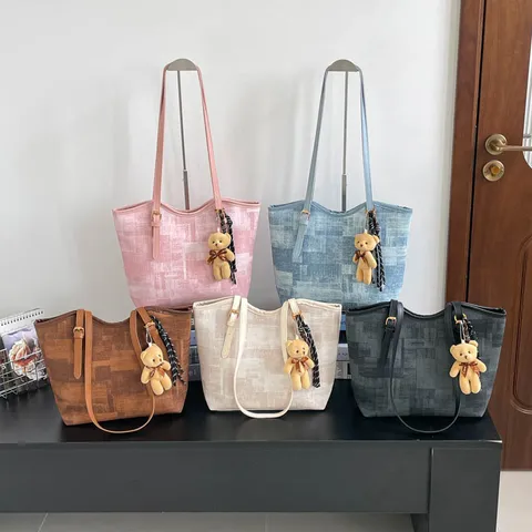 Sac Cabas Mode Grande Capacité pour Femme Décontracté Trajet Cuir PU Sac Bandoulière Avec Pendentif Sac à Main Quotidien