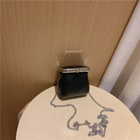 Mini Sac Bandoulière en Cuir PU Mignon Chaîne Fermoir Baiser Petit Porte-Monnaie Sac de Rangement Clés Rouge à Lèvres Femme