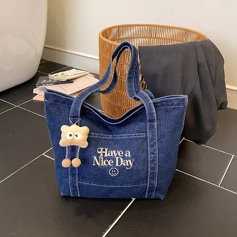 Vintage Denim Tote Bag για Γυναίκες Casual Μεγάλης Χωρητικότητας Τσάντα Ώμου Canvas Χειρός με Κέντημα Γραμμάτων και Χαριτωμένο Κρεμαστό Αρκουδάκι