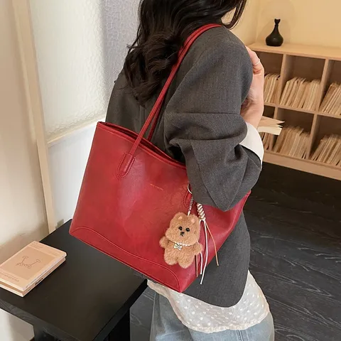 Damen Große Kapazität Tragetasche PU Leder Pendeln Umhängetasche Lässige Mode Handtasche Mit Süßem Bären Anhänger