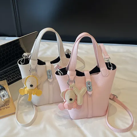 Damen PU Leder Beuteltasche Litschi Maserung Handtasche Casual Umhängetasche Mit Metallschloss Und Süßem Anhänger