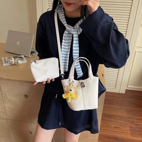 Damen PU Leder Beuteltasche Litschi Maserung Handtasche Casual Umhängetasche Mit Metallschloss Und Süßem Anhänger