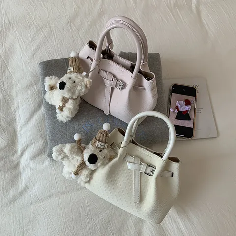 Damen PU Leder Gewebte Textur Beuteltasche Lässig Plissiert Umhängetasche Schultertasche Mit Süßem Bärenanhänger Urban Handtasche