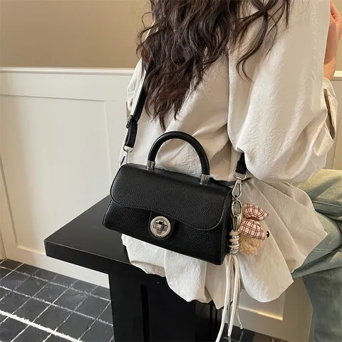 Damen Mode PU Leder Kleine Quadratische Umhängetasche Vintage Schloss Schultertasche Pendler Handtasche Mit Bären-Anhänger
