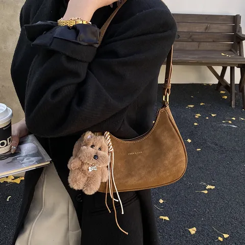 Damen Wildlederimitat Hobo Umhängetasche Unterarmtasche Vintage Halbmond Knödel Tasche Mit Niedlichem Plüsch Anhänger Mode Tägliche Handtasche
