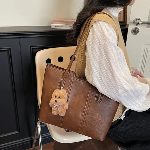 Retro PU Leder Tragetasche Große Kapazität Pendler Umhängetasche Mit Niedlichem Bärenanhänger Damen Mode Handtasche