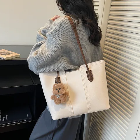Retro PU Leder Tragetasche Große Kapazität Pendler Umhängetasche Mit Niedlichem Bärenanhänger Damen Mode Handtasche