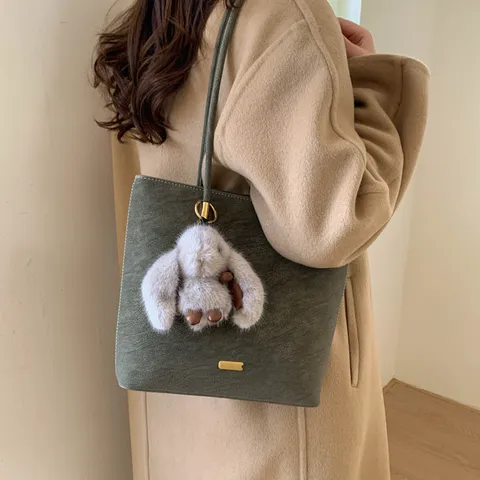 Einfarbige Plüsch Tote Tasche Für Frauen Große Kapazität Umhängetasche PU Leder Casual Pendeln Handtasche Mit Süßem Anhänger