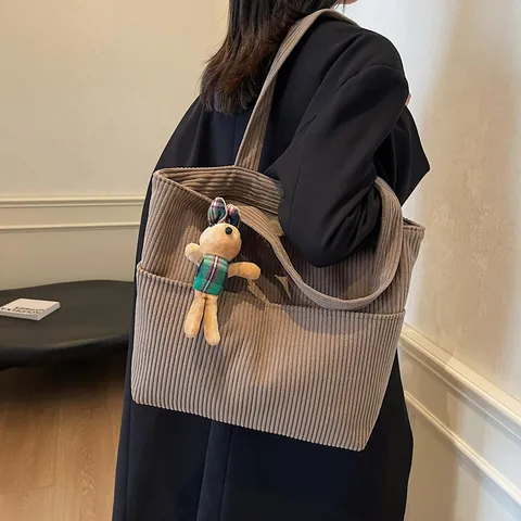 Damen Kord Tote Bag Große Kapazität Casual Umhängetasche Pendler Handtasche mit Süßem Plüsch Anhänger