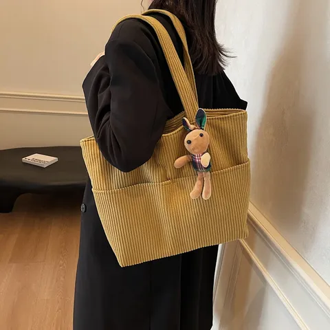 Damen Kord Tote Bag Große Kapazität Casual Umhängetasche Pendler Handtasche mit Süßem Plüsch Anhänger