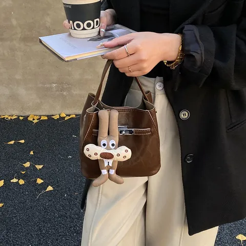 Damen PU Leder Eimer Tasche Minimalistische Pendler Handtasche Mode Metall Drehverschluss Umhängetasche Mit Plüsch Anhänger