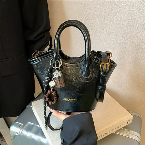 Damen Vintage PU Leder Beuteltasche Umhängetasche Handtasche Stilvolle Casual Top Handle Tasche Mit Anhänger Modische Tasche