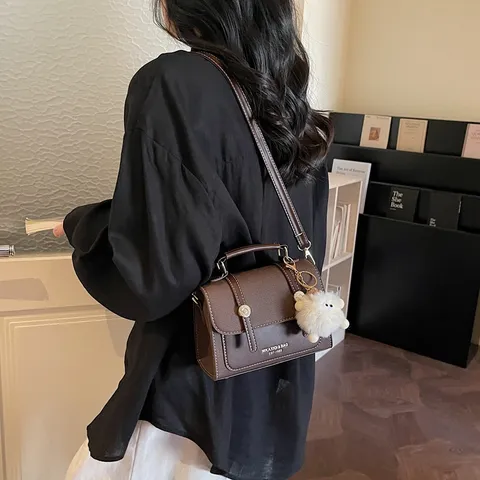 Damen Retro PU Leder Umhängetasche Crossover Tasche Kontrastfarbe Kleine Quadratische Handtasche Mit Plüsch Anhänger