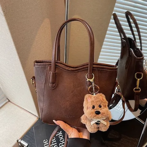 Damen Vintage PU Leder Beuteltasche Lässige Umhängetasche Schultertasche Mit Süßem Bärenanhänger Mode Handtasche Für Jeden Tag