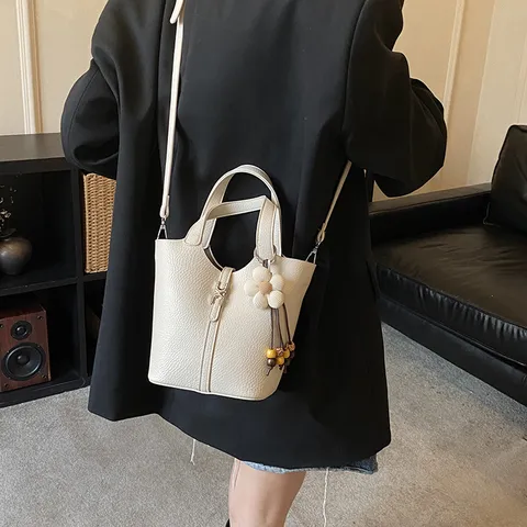 Retro Leder Eimer Tasche Für Frauen Mode Urban Pendeln Lässige Schulter Umhängetasche Mit Blumen Anhänger