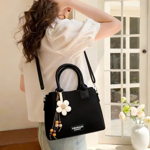 Retro PU Leder Beuteltasche Für Damen Frühling Sommer Mode Kontrastfarbe Umhängetasche Schultertasche Mit Blumenanhänger