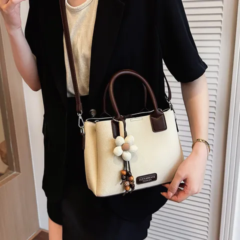 Retro PU Leder Beuteltasche Für Damen Frühling Sommer Mode Kontrastfarbe Umhängetasche Schultertasche Mit Blumenanhänger