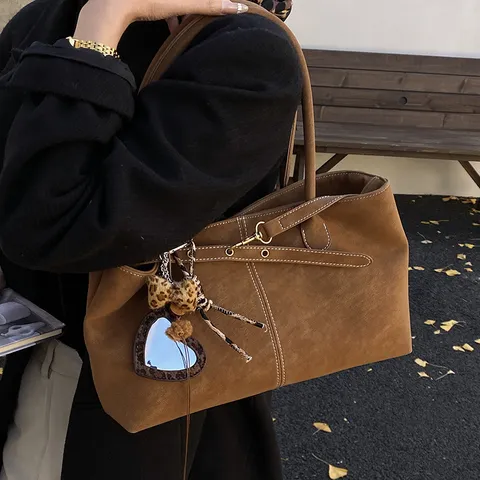 Damen Urban Minimalistisch Geraute Wildleder Tragetasche Große Kapazität Freizeit Pendeln Umhängetasche Mit Kontrastnähte Und Anhänger