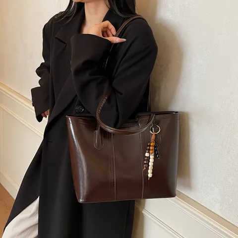 Damen Urban Minimalistisch PU Leder Shopper Tasche Große Kapazität Pendeln Umhängetasche Mit Perlenanhänger