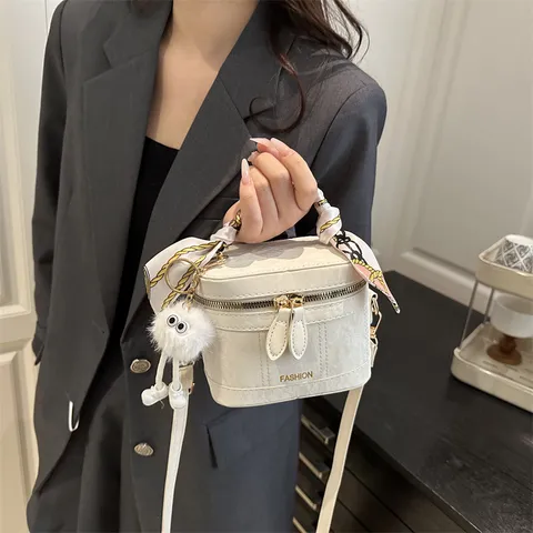 Bolso Cubo de Cuero PU de Moda para Mujer Bolso Cruzado Pequeño Vintage Con Pañuelo de Seda Y Colgante de Peluche Bolso Casual