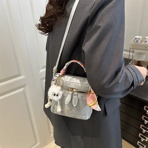 Bolso Cubo de Cuero PU de Moda para Mujer Bolso Cruzado Pequeño Vintage Con Pañuelo de Seda Y Colgante de Peluche Bolso Casual