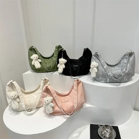 Bolso Hobo Casual de Gran Capacidad Color Sólido de Cuero PU para Mujer Bolso Tote de Hombro Plisado de Moda con Colgante de Oso