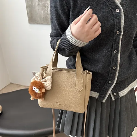 Bolso de Mano Casual de Cuero PU con Patrón Lichi para Mujer Bolso Tote de Commuter de Moda con Correa para el Hombro y Lindo Colgante de Peluche
