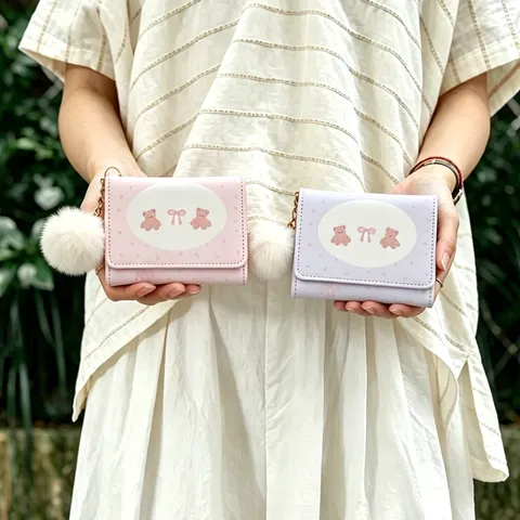 Süße Cartoon Bär Druck Dreifach Gefaltete Kurze Brieftasche für Damen PU Leder Multifunktionale Kartenhalter mit Plüschball Anhänger